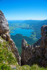 aussicht vom Gratweg am Herzogstand auf Felsen und den Kochelsee, Oberbayern