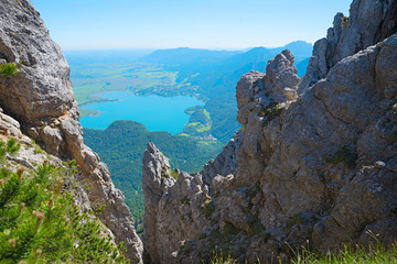 Tolle Aussicht vom Gratweg am Herzogstand auf Felsen und den Kochelsee, Oberbayern