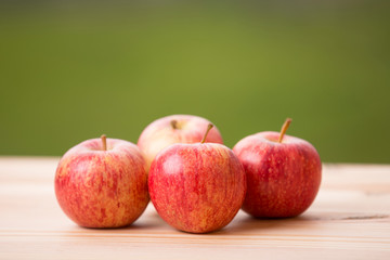 red apples