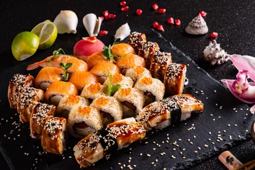 Foto op Plexiglas sushi op de zwarte achtergrond © Maksim Shebeko
