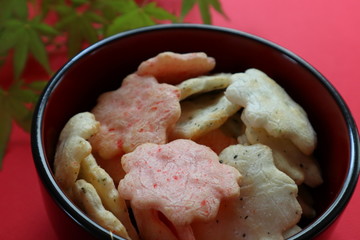 花形のあられと緑のもみじ