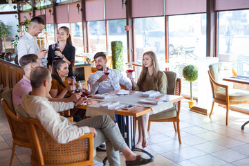 Obraz na płótnie Canvas company of friends celebrates meeting in a restaurant.