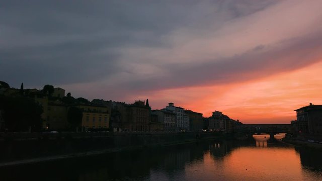 Firenze, ponte vecchio al tramonto sul fiume Arno.