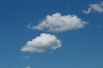 Duos de nuages dans un ciel bleu