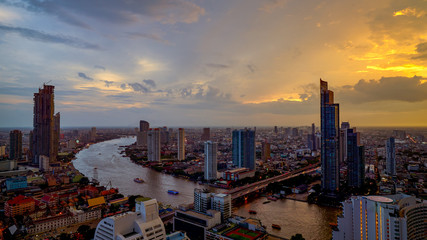 Naklejka premium gród bangkok z rzeką w panoramę słońca
