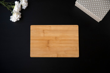 Base de madera sobre fondo negro