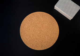 Bajo plato de corcho sobre mesa negra
