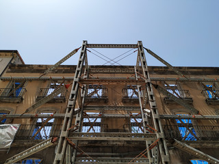 Fototapeta na wymiar fachada antigua en reconstrucción
