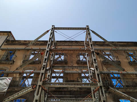 fachada antigua en reconstrucci&oacute;n