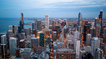 Fototapeta premium Wieżowce Chicago - widok z lotu ptaka wieczorem - fotografia podróżnicza