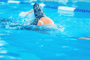 Professionelles Schwimmtraining Mann im schwimmbad 