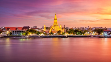 Fototapeta na wymiar Beautiful view of Wat Arun Temple at twilight in Bangkok, Thailand