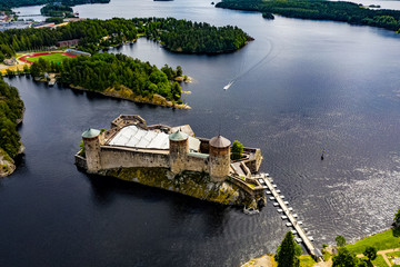 Naklejka premium Olavinlinna in Finnland aus der Luft