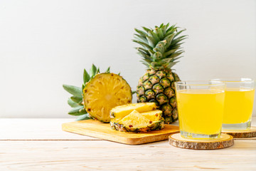 Obraz na płótnie Canvas fresh pineapple juice