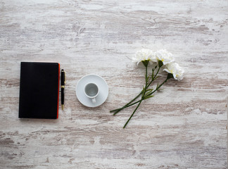 Mesa de cafe con flores