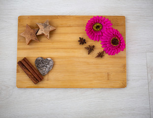 Tabla de madera con flores y especias