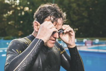 Profi Schwimmer im Neoprenanzug bereitet sich für die training vor