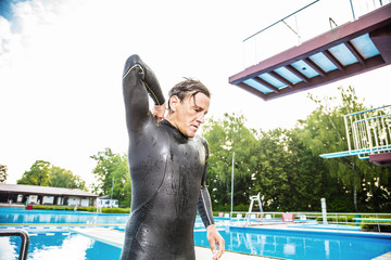 Profi Schwimmer im Neoprenanzug bereitet sich für die training vor