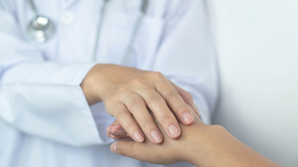 Obraz premium Female doctor's hands make female patients confident. - ideas for encouraging patients