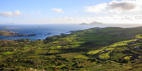 Naklejka premium Ring of Kerry, Irland, Panorama über Bealtra Bay, Derrynane, Iveragh Peninsula