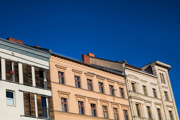 sanierte häuserzeile in berlin, deutschland