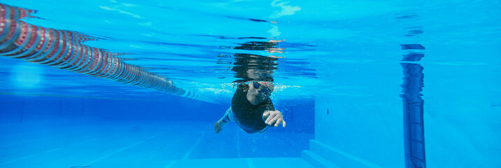 Unterwasseransicht des professionellen männlichen Schwimmers ,training im Swimmingpool © karepa