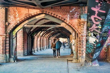 arkaden an der oberbaumbrücke in berlin, deutschland