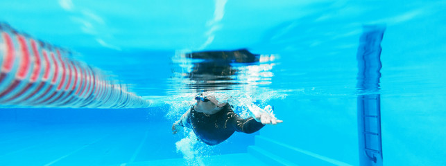 Unterwasseransicht des professionellen männlichen Schwimmers ,training im Swimmingpool