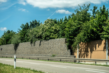 Lärmschutz Wand entlang einer Bundesstrasse
