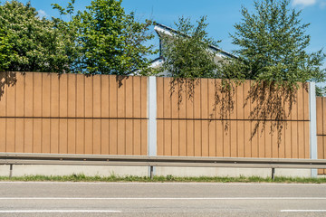 Lärmschutz Wand entlang einer Bundesstrasse