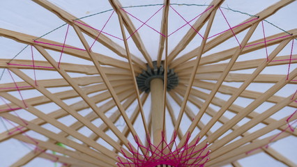 Scheletro in legno di un ombrello