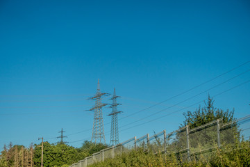 Energieversorgung durch Strommasten einer Überland Leitung