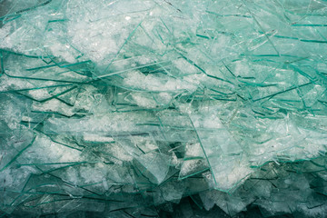 Fensterscheiben Alt und Bruch Glas im Recycling Container