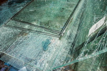 Fensterscheiben Alt und Bruch Glas im Recycling Container
