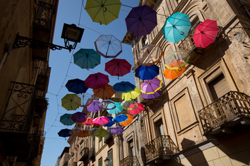 Regenschirme in einer Stadt