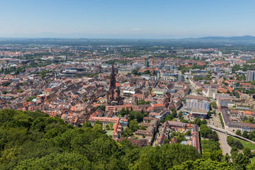 Fototapeta na wymiar Blick über Freiburg im Schwarzwald vom Schloßberg