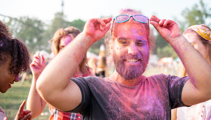 Obraz premium Colorful friends at summer holi festival