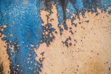 Lack blättert ab von rostigem Metallblech