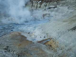 Buntes vulkanisches Erdreich mit heißen Quellen