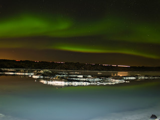 Nordlicht über der Blauen Lagune mit Lichterspur