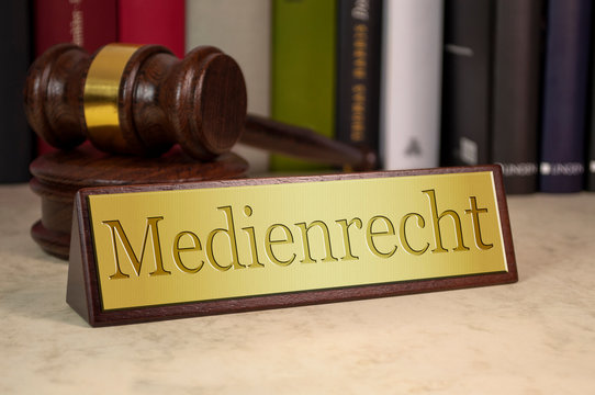 Schreibtischschild mit Richterhammer und Medienrecht