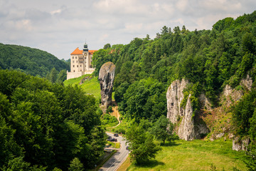 Fototapeta na wymiar Castle on the hill in Ojcow National Park Poland - Pieskowa Skala, Hercules's mace rock 