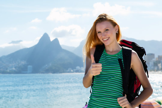 Lachende Rucksacktouristin reist alleine durch Brasilien