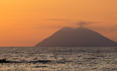 Sonnenuntergang mit Stromboli in Kalabrien