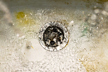 Water flows into the sink, Old dirty sink