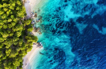 Tuinposter Luchtfoto strand Kroatië. Panoramische kust als achtergrond van bovenaanzicht. Turkoois water achtergrond van bovenaanzicht. Zomer zeegezicht vanuit de lucht. Reizen - afbeelding