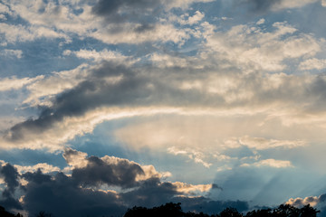 Obraz premium in the sky, the sun's rays pass through the clouds