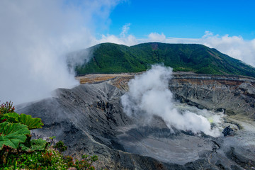 El Volcán Poás es uno de los volcanes más populares en Costa Rica. Principalmente debido a la...