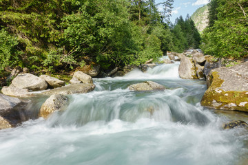 Wildbach in den österreichischen Bergen