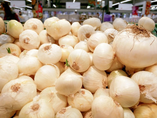 Onions on the counter in the supermarket close-up.